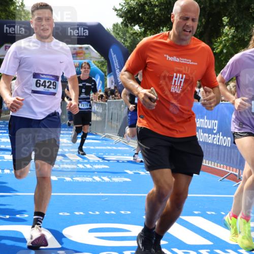 29.06.2025 - hella hamburg halbmarathon Strokosch-Dieckow http://msf.ph/oto/8441109 29.06.2025 10:40:50 Ziel 1631, 1677, 1882, 2750, 4634, 4889, 5014, 5026, 5745, 6429, 7080, 7109, 7378, 8074, 8629, 9547, 9979, 10369, 10934, 11959, 12088, 12385, 13029, 13158, 14092, 14661, 15351, 15689, 16201, 16249, 16347, 17032, 17486, 17720, 18173 meine-sportfotos.de