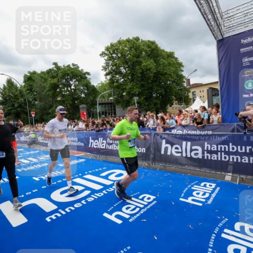 29.06.2025 - hella hamburg halbmarathon Zöllner http://msf.ph/oto/8441129 29.06.2025 10:56:10 Ziel 1180, 3042, 3058, 4594, 4813, 5492, 5570, 7594, 8330, 8639, 9907, 12545, 17640, 17642, 18212 meine-sportfotos.de
