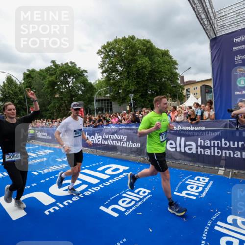 29.06.2025 - hella hamburg halbmarathon Zöllner http://msf.ph/oto/8441143 29.06.2025 10:56:10 Ziel 1180, 3042, 3058, 4594, 4813, 5492, 5570, 7594, 8330, 8639, 9907, 12545, 17640, 17642, 18212 meine-sportfotos.de