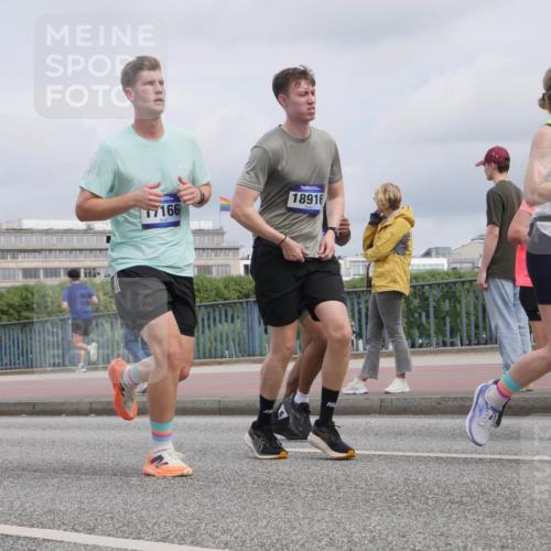 29.06.2025 - hella hamburg halbmarathon Luisa Fischer http://msf.ph/oto/8441172 29.06.2025 10:22:03 Kennedybrücke 9964, 17166, 18916, 168334, 1349, 2096, 2781, 3026, 4718, 4845, 5323, 6194, 6477, 6482, 8799, 9658, 9756, 9757, 9964, 10037, 10687, 10816 meine-sportfotos.de