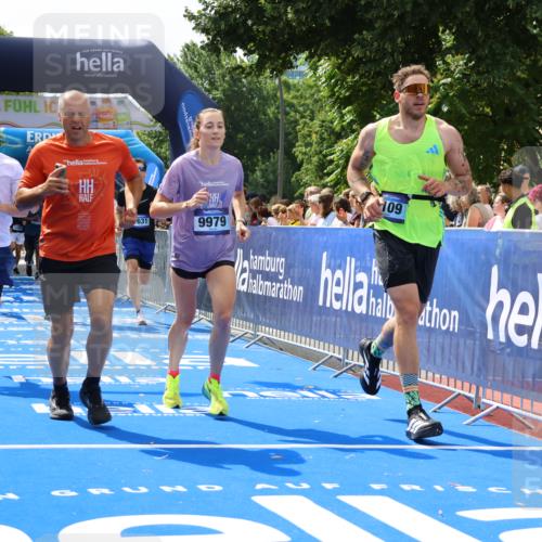 29.06.2025 - hella hamburg halbmarathon Strokosch-Dieckow http://msf.ph/oto/8441191 29.06.2025 10:40:49 Ziel 1631, 1677, 1882, 2750, 4634, 4889, 5014, 5026, 5745, 6429, 7080, 7109, 7378, 8074, 8629, 9547, 9979, 10369, 10900, 10934, 11959, 12088, 12385, 13029, 13158, 14092, 14661, 15351, 15689, 16201, 16249, 16347, 17032, 17486, 17720, 18173 meine-sportfotos.de