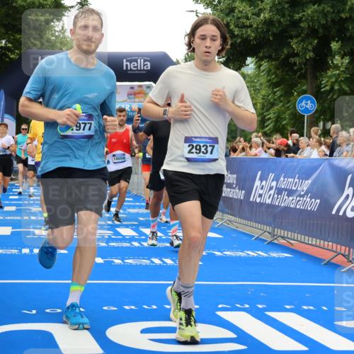 29.06.2025 - hella hamburg halbmarathon Strokosch-Dieckow http://msf.ph/oto/8441194 29.06.2025 10:49:38 Ziel 2504, 2516, 2592, 2596, 2706, 2889, 2937, 3060, 3543, 5705, 5894, 5978, 6115, 6125, 7332, 9038, 9463, 9551, 9619, 9649, 9723, 9924, 11340, 11679, 11977, 13159, 13233, 14562, 14794, 15392, 15857, 16114, 16592, 16738, 16843, 16877, 17001, 17282, 17753, 18058, 18451, 18926 meine-sportfotos.de