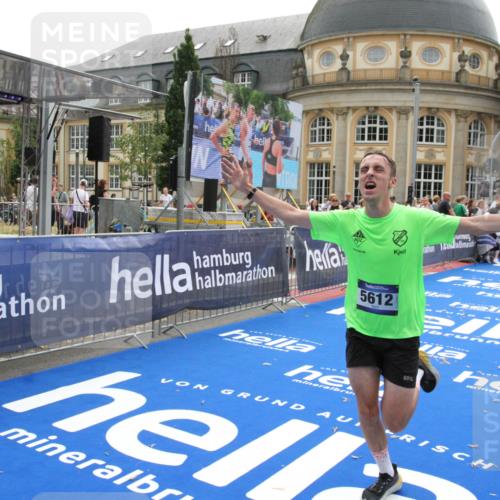 29.06.2025 - hella hamburg halbmarathon Michael Strokosch http://msf.ph/oto/8441197 29.06.2025 10:24:22 Ziel 5612, 6816, 18695 meine-sportfotos.de
