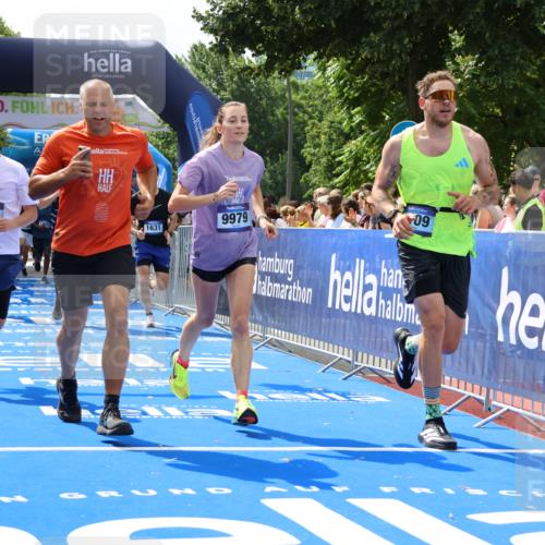 29.06.2025 - hella hamburg halbmarathon Strokosch-Dieckow http://msf.ph/oto/8441214 29.06.2025 10:40:49 Ziel 1631, 1677, 1882, 2750, 4634, 4889, 5014, 5026, 5745, 6429, 7080, 7109, 7378, 8074, 8629, 9547, 9979, 10369, 10900, 10934, 11959, 12088, 12385, 13029, 13158, 14092, 14661, 15351, 15689, 16201, 16249, 16347, 17032, 17486, 17720, 18173 meine-sportfotos.de