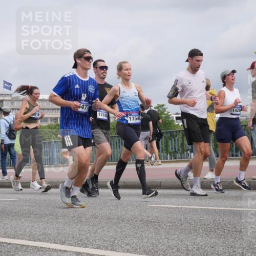 29.06.2025 - hella hamburg halbmarathon Luisa Fischer http://msf.ph/oto/8441223 29.06.2025 10:22:07 Kennedybrücke 4718, 0816, 6471, 13180, 17548, 1429, 6, 1349, 2096, 2311, 2781, 3026, 3529, 4718, 4845, 5323, 6194, 6477, 6482, 7051, 7566, 7844, 9652, 9756, 9757, 9964, 10037, 10816 meine-sportfotos.de