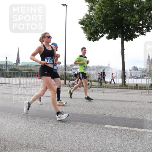 29.06.2025 - hella hamburg halbmarathon Lena Gebhardt http://msf.ph/oto/8441230 29.06.2025 10:29:24 Lombardsbrücke 3179, 118, 1063, 1230, 1661, 1869, 2688, 3179, 3311, 3524, 4161, 4349, 4362, 4373, 4395, 4982, 6285, 6345, 6725, 7169, 7449, 7517, 7832, 8048, 8812, 9714, 10198, 10322, 10641, 10808, 10996, 11249, 11269, 11634, 11792, 11803, 11989, 12086, 12099, 12216, 12404, 12442, 12958, 13090, 13382, 14644, 15952, 15955, 16306, 16659, 16662, 16673, 16676, 17496, 17945, 18298, 18299, 18414 meine-sportfotos.de