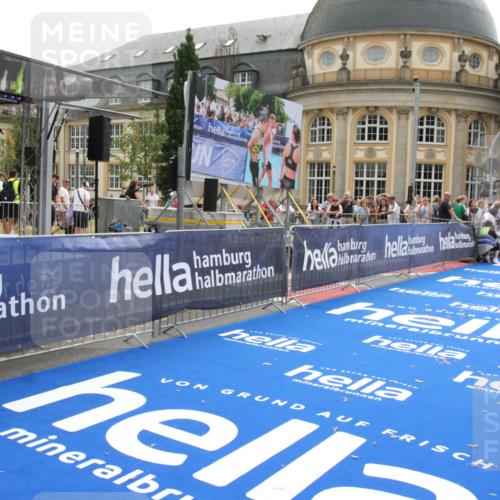 29.06.2025 - hella hamburg halbmarathon Michael Strokosch http://msf.ph/oto/8441233 29.06.2025 10:24:23 Ziel 5612, 6816, 18695 meine-sportfotos.de