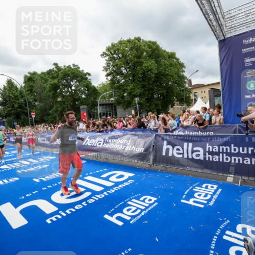 29.06.2025 - hella hamburg halbmarathon Zöllner http://msf.ph/oto/8441255 29.06.2025 10:56:12 Ziel 3058, 4594, 4813, 5492, 5570, 7594, 8330, 8639, 9907, 12545, 14363, 15484, 16113, 16634, 17640, 17642, 18212 meine-sportfotos.de