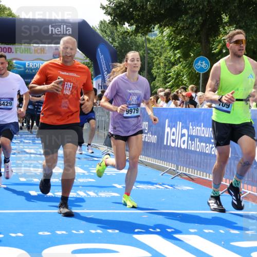 29.06.2025 - hella hamburg halbmarathon Strokosch-Dieckow http://msf.ph/oto/8441269 29.06.2025 10:40:49 Ziel 1631, 1677, 1882, 2750, 4634, 4889, 5014, 5026, 5745, 6429, 7080, 7109, 7378, 8074, 8629, 9547, 9979, 10369, 10900, 10934, 11959, 12088, 12385, 13029, 13158, 14092, 14661, 15351, 15689, 16201, 16249, 16347, 17032, 17486, 17720, 18173 meine-sportfotos.de