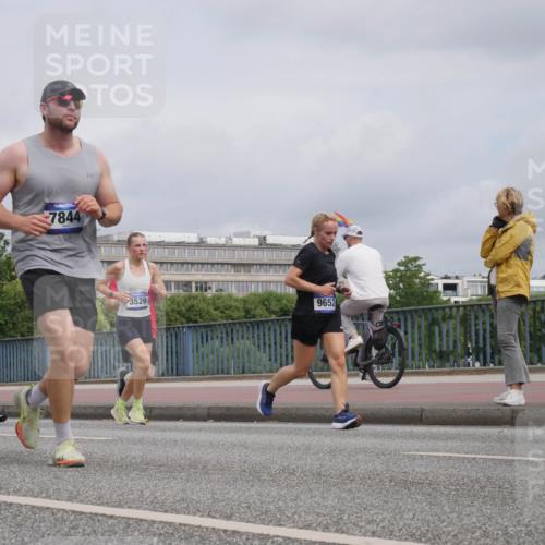 29.06.2025 - hella hamburg halbmarathon Luisa Fischer http://msf.ph/oto/8441279 29.06.2025 10:22:14 Kennedybrücke 15657, 7844, 3529, 9652, 1349, 1718, 2311, 2781, 2895, 3026, 3529, 5034, 5098, 5323, 7051, 7252, 7566, 7844, 8575, 9652 meine-sportfotos.de