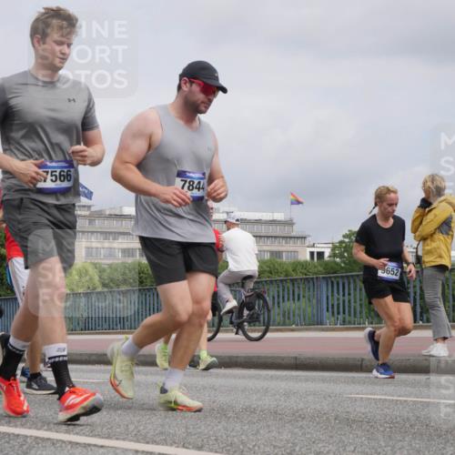 29.06.2025 - hella hamburg halbmarathon Luisa Fischer http://msf.ph/oto/8441286 29.06.2025 10:22:15 Kennedybrücke 519, 7566, 7844, 9652, 1718, 2311, 2589, 2781, 2895, 3529, 5034, 5098, 5323, 6270, 7051, 7252, 7566, 7844, 8575, 9652 meine-sportfotos.de