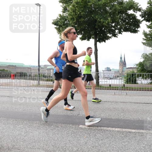 29.06.2025 - hella hamburg halbmarathon Lena Gebhardt http://msf.ph/oto/8441288 29.06.2025 10:29:25 Lombardsbrücke 11, 1063, 1230, 1661, 2688, 3179, 3311, 3524, 4161, 4349, 4362, 4373, 4395, 4982, 5350, 6285, 6345, 6725, 7169, 7449, 7517, 7832, 8048, 8812, 9714, 9937, 10198, 10322, 10641, 10808, 10996, 11249, 11269, 11634, 11792, 11803, 11989, 12086, 12099, 12216, 12404, 12442, 12958, 13090, 13382, 14644, 15952, 15955, 16306, 16659, 16662, 16673, 16676, 17496, 17945, 18298, 18299, 18414 meine-sportfotos.de