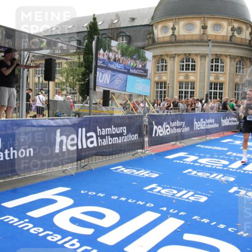 29.06.2025 - hella hamburg halbmarathon Michael Strokosch http://msf.ph/oto/8441308 29.06.2025 10:24:25 Ziel 18695 meine-sportfotos.de