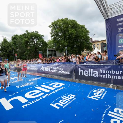 29.06.2025 - hella hamburg halbmarathon Zöllner http://msf.ph/oto/8441339 29.06.2025 10:56:13 Ziel 4594, 4813, 5492, 5570, 7594, 8330, 8639, 9907, 12545, 14363, 15484, 16113, 16634, 17468, 17640, 17642 meine-sportfotos.de