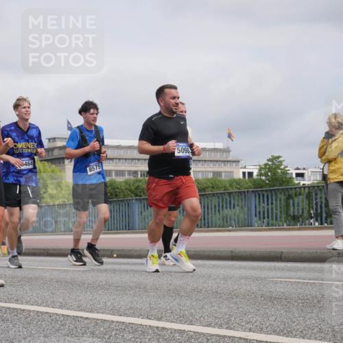 29.06.2025 - hella hamburg halbmarathon Luisa Fischer http://msf.ph/oto/8441349 29.06.2025 10:22:18 Kennedybrücke 4, 37, 464, 8575, 5098, 17386, 1718, 2311, 2589, 2895, 3105, 3118, 3529, 5034, 5098, 6270, 7252, 7566, 7844, 8575, 9652 meine-sportfotos.de