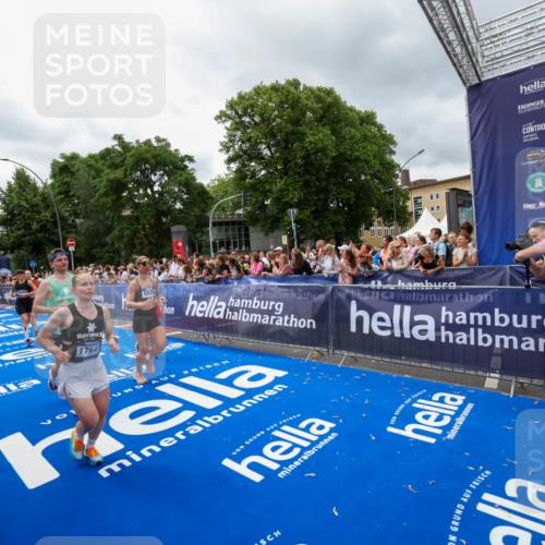 29.06.2025 - hella hamburg halbmarathon Zöllner http://msf.ph/oto/8441357 29.06.2025 10:56:13 Ziel 4594, 4813, 5492, 5570, 7594, 8330, 8639, 9907, 12545, 14363, 15484, 16113, 16634, 17468, 17640, 17642 meine-sportfotos.de