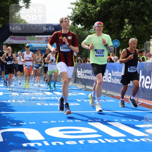 29.06.2025 - hella hamburg halbmarathon Strokosch-Dieckow http://msf.ph/oto/8441372 29.06.2025 10:40:42 Ziel 1631, 1882, 1912, 2324, 2714, 2750, 4634, 4843, 4889, 5014, 5026, 5745, 6429, 7080, 7109, 7622, 8074, 8629, 9294, 9979, 10900, 11959, 12865, 14092, 14272, 14820, 15351, 15493, 15542, 16201, 16249, 16599, 17486, 17724, 18399 meine-sportfotos.de