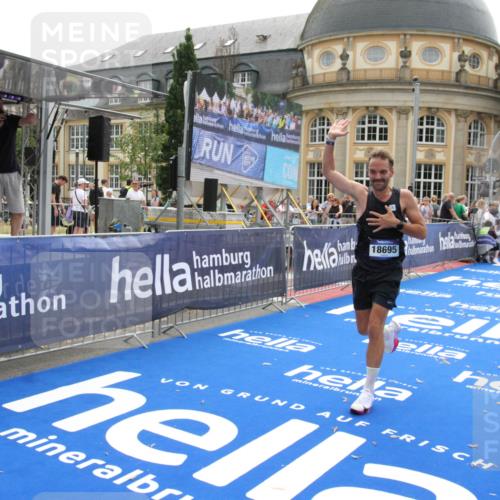 29.06.2025 - hella hamburg halbmarathon Michael Strokosch http://msf.ph/oto/8441376 29.06.2025 10:24:26 Ziel 18695 meine-sportfotos.de