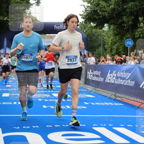 29.06.2025 - hella hamburg halbmarathon Strokosch-Dieckow http://msf.ph/oto/8441384 29.06.2025 10:49:37 Ziel 2504, 2516, 2592, 2596, 2706, 2889, 2937, 3060, 3543, 5705, 5894, 5978, 6115, 7332, 8689, 9038, 9463, 9551, 9619, 9649, 9723, 11340, 11679, 11977, 12094, 13159, 13233, 14562, 14794, 15392, 15857, 16114, 16592, 16738, 16843, 16877, 17001, 17282, 18058, 18451, 18926 meine-sportfotos.de