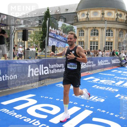 29.06.2025 - hella hamburg halbmarathon Michael Strokosch http://msf.ph/oto/8441390 29.06.2025 10:24:26 Ziel 18695 meine-sportfotos.de
