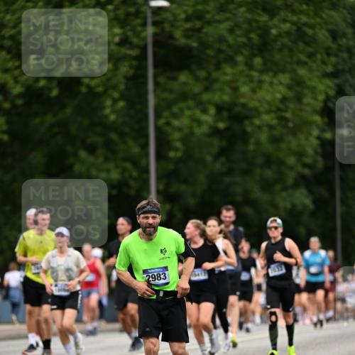 29.06.2025 - hella hamburg halbmarathon Dr. Thomas Lammeyer http://msf.ph/oto/8441438 29.06.2025 10:57:14 Kennedybrücke 2420, 2983, 2988, 3227, 3787, 4595, 6135, 6604, 7032, 7511, 7690, 7735, 7871, 9340, 10080, 10417, 10568, 10600, 10693, 10879, 10884, 10981 meine-sportfotos.de