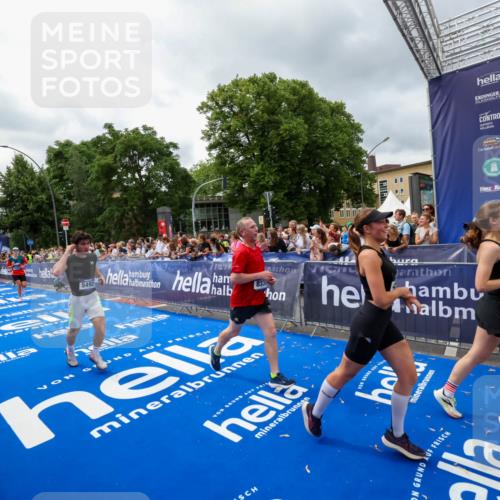 29.06.2025 - hella hamburg halbmarathon Zöllner http://msf.ph/oto/8441500 29.06.2025 10:56:16 Ziel 1193, 4594, 4813, 5465, 5492, 8330, 8639, 9903, 9907, 10789, 12348, 14363, 15484, 16113, 16634, 17468, 19152 meine-sportfotos.de