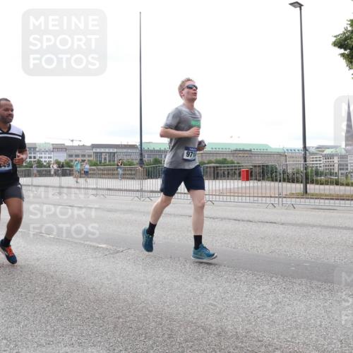 29.06.2025 - hella hamburg halbmarathon Lena Gebhardt http://msf.ph/oto/8441501 29.06.2025 10:29:27 Lombardsbrücke 9714, 7449, 174, 1063, 1230, 1661, 2688, 3179, 3311, 3524, 4161, 4349, 4373, 4395, 4982, 5350, 6285, 6345, 6725, 7169, 7449, 7517, 7832, 8048, 8812, 9714, 9937, 10198, 10322, 10641, 10808, 10996, 11249, 11269, 11444, 11634, 11792, 11803, 11989, 12086, 12099, 12216, 12227, 12404, 12442, 12958, 13090, 13382, 14644, 15952, 15955, 16306, 16659, 16662, 16673, 16676, 17496, 17945, 18298, 18299, 18414 meine-sportfotos.de