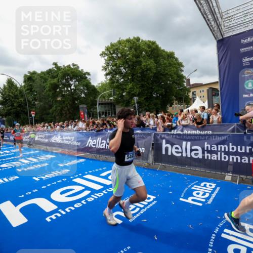 29.06.2025 - hella hamburg halbmarathon Zöllner http://msf.ph/oto/8441525 29.06.2025 10:56:16 Ziel 1193, 4594, 4813, 5465, 5492, 8330, 8639, 9903, 9907, 10789, 12348, 14363, 15484, 16113, 16634, 17468, 19152 meine-sportfotos.de