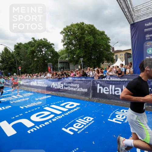 29.06.2025 - hella hamburg halbmarathon Zöllner http://msf.ph/oto/8441540 29.06.2025 10:56:17 Ziel 1193, 5465, 5492, 7547, 8330, 8639, 9903, 9907, 10789, 12348, 14363, 15484, 16113, 16634, 17468, 19152 meine-sportfotos.de