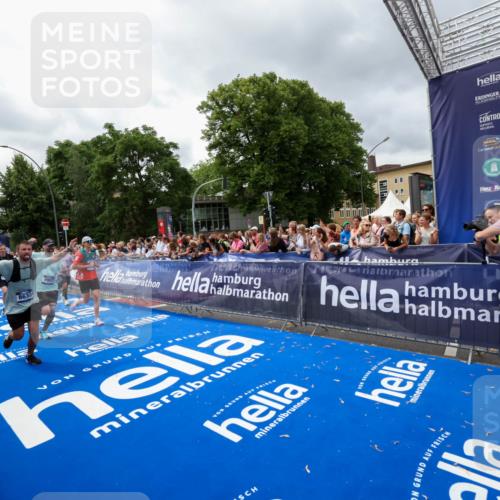 29.06.2025 - hella hamburg halbmarathon Zöllner http://msf.ph/oto/8441555 29.06.2025 10:56:17 Ziel 1193, 5465, 5492, 7547, 8330, 8639, 9903, 9907, 10789, 12348, 14363, 15484, 16113, 16634, 17468, 19152 meine-sportfotos.de