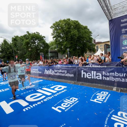 29.06.2025 - hella hamburg halbmarathon Zöllner http://msf.ph/oto/8441579 29.06.2025 10:56:18 Ziel 1193, 5465, 7547, 8639, 9903, 9907, 10789, 12348, 14363, 15484, 16113, 16634, 17468, 18741, 19152 meine-sportfotos.de