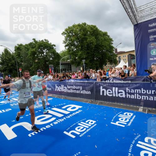 29.06.2025 - hella hamburg halbmarathon Zöllner http://msf.ph/oto/8441607 29.06.2025 10:56:18 Ziel 1193, 5465, 7547, 8639, 9903, 9907, 10789, 12348, 14363, 15484, 16113, 16634, 17468, 18741, 19152 meine-sportfotos.de