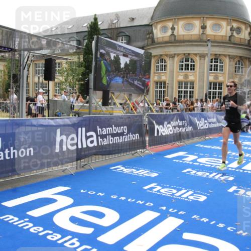 29.06.2025 - hella hamburg halbmarathon Michael Strokosch http://msf.ph/oto/8441657 29.06.2025 10:24:35 Ziel 7855, 14506 meine-sportfotos.de