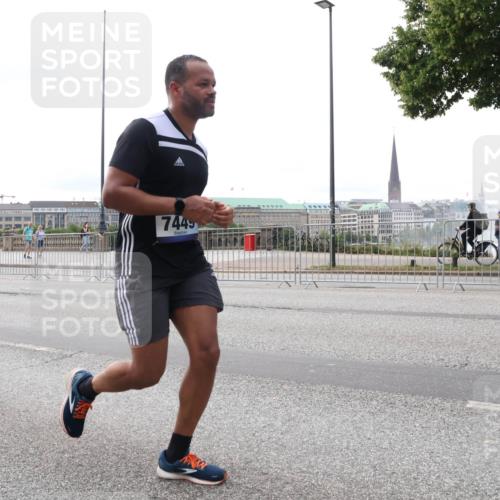 29.06.2025 - hella hamburg halbmarathon Lena Gebhardt http://msf.ph/oto/8441659 29.06.2025 10:29:28 Lombardsbrücke 7445, 1063, 1230, 1661, 2688, 3179, 3311, 3524, 4161, 4349, 4373, 4395, 4982, 5350, 6285, 6345, 6725, 7169, 7449, 7517, 7832, 8048, 8812, 9714, 9937, 10198, 10322, 10641, 10808, 10996, 11249, 11269, 11444, 11634, 11792, 11803, 11989, 12086, 12099, 12216, 12227, 12404, 12442, 12958, 13090, 13382, 13810, 14644, 15952, 15955, 16306, 16659, 16662, 16673, 16676, 17496, 17945, 18298, 18299, 18385, 18414 meine-sportfotos.de