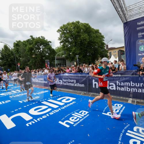 29.06.2025 - hella hamburg halbmarathon Zöllner http://msf.ph/oto/8441697 29.06.2025 10:56:19 Ziel 1193, 5465, 7547, 8639, 9903, 9907, 10789, 12348, 14363, 15484, 16113, 16375, 16634, 17468, 18117, 18495, 18652, 18741, 19152 meine-sportfotos.de