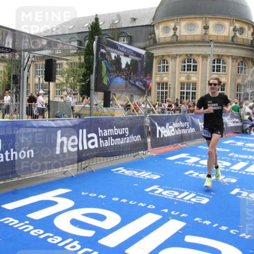 29.06.2025 - hella hamburg halbmarathon Michael Strokosch http://msf.ph/oto/8441698 29.06.2025 10:24:35 Ziel 7855, 14506 meine-sportfotos.de