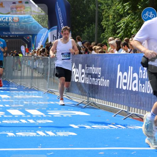 29.06.2025 - hella hamburg halbmarathon Strokosch-Dieckow http://msf.ph/oto/8441708 29.06.2025 10:40:35 Ziel 1912, 2324, 2714, 4843, 7284, 7622, 8966, 9294, 10900, 10978, 11767, 12365, 12540, 12865, 14272, 14820, 15015, 15164, 15493, 15542, 16599, 17214, 17724, 18192, 18399 meine-sportfotos.de