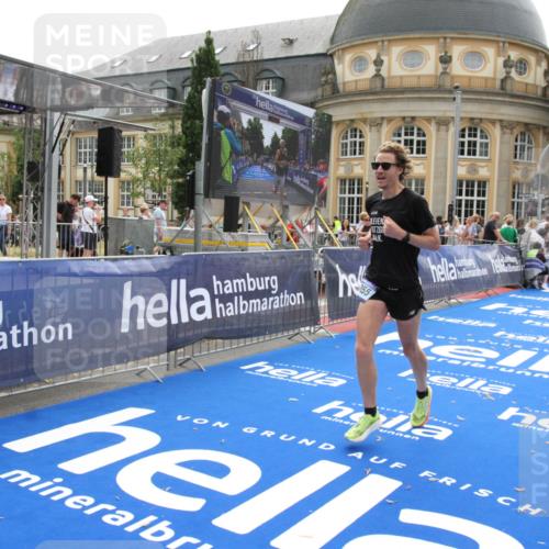 29.06.2025 - hella hamburg halbmarathon Michael Strokosch http://msf.ph/oto/8441740 29.06.2025 10:24:36 Ziel 7855, 14506 meine-sportfotos.de