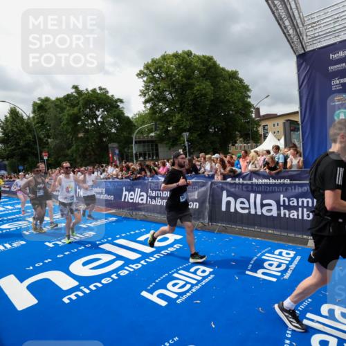 29.06.2025 - hella hamburg halbmarathon Zöllner http://msf.ph/oto/8441769 29.06.2025 10:56:20 Ziel 1193, 5465, 7547, 9903, 10789, 11309, 12348, 14363, 15300, 15484, 16113, 16375, 16634, 17468, 18117, 18495, 18652, 18741, 19152 meine-sportfotos.de