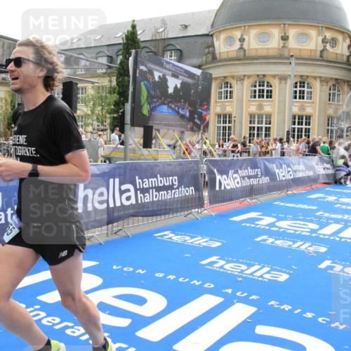 29.06.2025 - hella hamburg halbmarathon Michael Strokosch http://msf.ph/oto/8441791 29.06.2025 10:24:36 Ziel 7855, 14506 meine-sportfotos.de