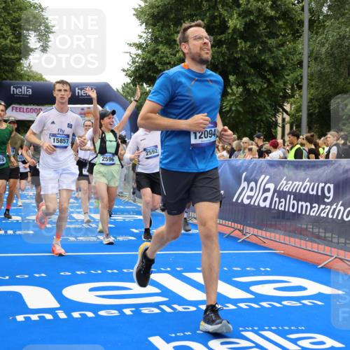 29.06.2025 - hella hamburg halbmarathon Strokosch-Dieckow http://msf.ph/oto/8441806 29.06.2025 10:49:31 Ziel 1342, 1476, 2504, 2516, 2592, 2596, 2878, 2889, 2937, 5705, 5978, 8437, 8689, 8813, 9038, 9463, 9649, 11339, 11340, 11679, 11779, 11977, 12094, 12670, 13233, 13269, 14562, 14838, 15392, 15784, 15857, 15894, 15966, 16114, 16592, 16738, 16891, 17001, 18476, 18887, 18960 meine-sportfotos.de