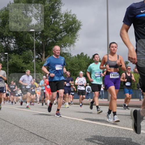 29.06.2025 - hella hamburg halbmarathon Luisa Fischer http://msf.ph/oto/8441810 29.06.2025 10:23:05 Kennedybrücke 5123, 444, 153, 11999, 7917, 16886, 14054, 17714, 281, 17, 1836, 1145, 3278, 3678, 4539, 4614, 5123, 5251, 5556, 5834, 5849, 6444, 6797, 6872, 6874, 7137, 7647, 7744, 7917, 10622 meine-sportfotos.de