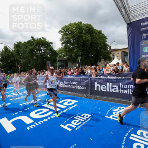 29.06.2025 - hella hamburg halbmarathon Zöllner http://msf.ph/oto/8441820 29.06.2025 10:56:21 Ziel 1193, 4029, 5465, 5672, 7547, 9903, 10789, 11231, 11309, 12348, 15300, 15484, 16113, 16375, 16634, 17468, 18117, 18495, 18652, 18741, 19152 meine-sportfotos.de