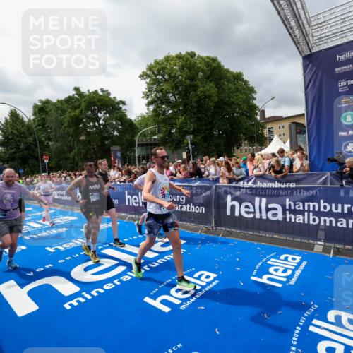 29.06.2025 - hella hamburg halbmarathon Zöllner http://msf.ph/oto/8441829 29.06.2025 10:56:21 Ziel 1193, 4029, 5465, 5672, 7547, 9903, 10789, 11231, 11309, 12348, 15300, 15484, 16113, 16375, 16634, 17468, 18117, 18495, 18652, 18741, 19152 meine-sportfotos.de