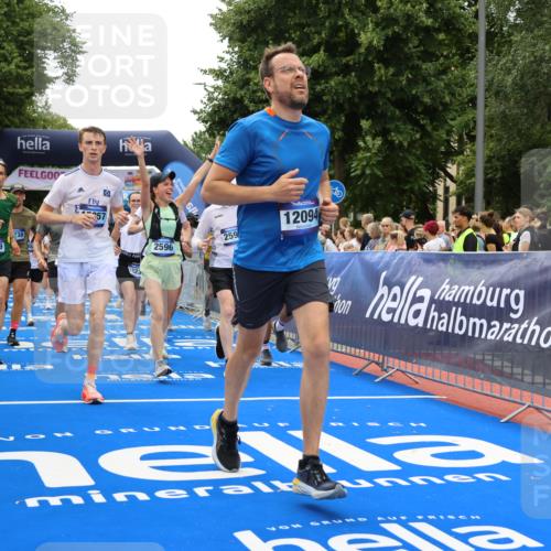 29.06.2025 - hella hamburg halbmarathon Strokosch-Dieckow http://msf.ph/oto/8441880 29.06.2025 10:49:31 Ziel 1342, 1476, 2504, 2516, 2592, 2596, 2878, 2889, 2937, 5705, 5978, 8437, 8689, 8813, 9038, 9463, 9649, 11339, 11340, 11679, 11779, 11977, 12094, 12670, 13233, 13269, 14562, 14838, 15392, 15784, 15857, 15894, 15966, 16114, 16592, 16738, 16891, 17001, 18476, 18887, 18960 meine-sportfotos.de