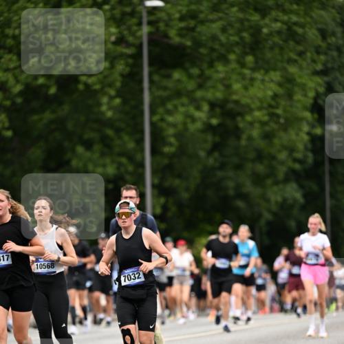 29.06.2025 - hella hamburg halbmarathon Dr. Thomas Lammeyer http://msf.ph/oto/8441887 29.06.2025 10:57:18 Kennedybrücke 2420, 2983, 2988, 3227, 3787, 4595, 6135, 6604, 7032, 7511, 7690, 7735, 7871, 9340, 9368, 10080, 10417, 10568, 10879, 10884, 10981 meine-sportfotos.de