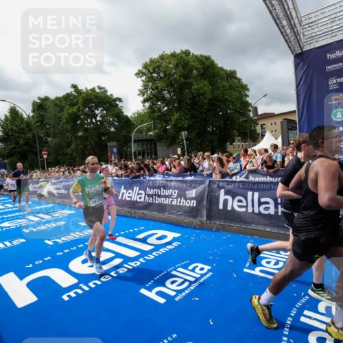 29.06.2025 - hella hamburg halbmarathon Zöllner http://msf.ph/oto/8441909 29.06.2025 10:56:22 Ziel 1193, 4029, 5465, 5672, 7547, 9903, 10789, 11231, 11309, 12348, 15300, 16375, 17468, 18117, 18495, 18652, 18741, 19152 meine-sportfotos.de