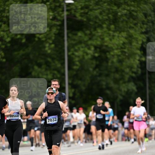 29.06.2025 - hella hamburg halbmarathon Dr. Thomas Lammeyer http://msf.ph/oto/8441925 29.06.2025 10:57:18 Kennedybrücke 2420, 2983, 2988, 3227, 3787, 4595, 6135, 6604, 7032, 7511, 7690, 7735, 7871, 9340, 9368, 10080, 10417, 10568, 10879, 10884, 10981 meine-sportfotos.de