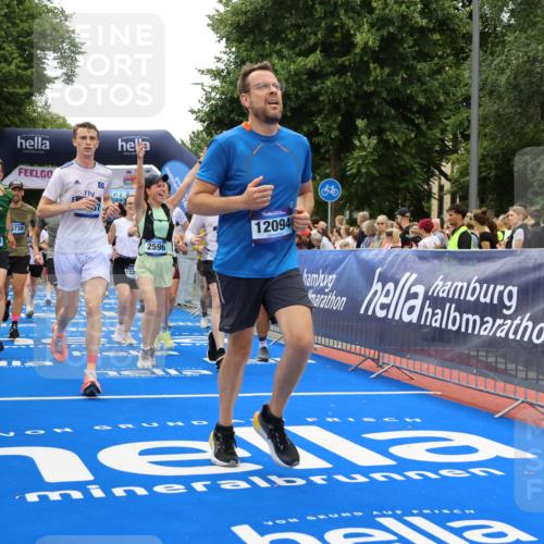 29.06.2025 - hella hamburg halbmarathon Strokosch-Dieckow http://msf.ph/oto/8441948 29.06.2025 10:49:31 Ziel 1342, 1476, 2504, 2516, 2592, 2596, 2878, 2889, 2937, 5705, 5978, 8437, 8689, 8813, 9038, 9463, 9649, 11339, 11340, 11679, 11779, 11977, 12094, 12670, 13233, 13269, 14562, 14838, 15392, 15784, 15857, 15894, 15966, 16114, 16592, 16738, 16891, 17001, 18476, 18887, 18960 meine-sportfotos.de