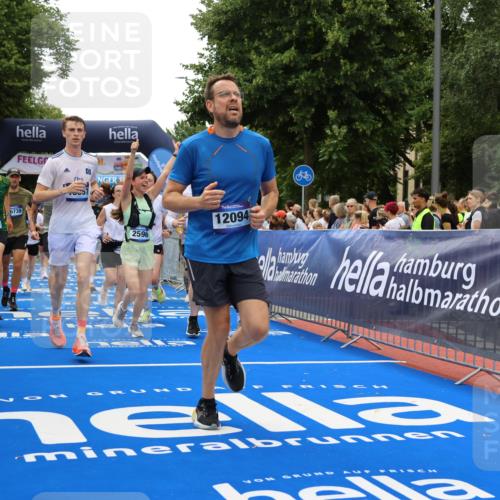 29.06.2025 - hella hamburg halbmarathon Strokosch-Dieckow http://msf.ph/oto/8442000 29.06.2025 10:49:31 Ziel 1342, 1476, 2504, 2516, 2592, 2596, 2878, 2889, 2937, 5705, 5978, 8437, 8689, 8813, 9038, 9463, 9649, 11339, 11340, 11679, 11779, 11977, 12094, 12670, 13233, 13269, 14562, 14838, 15392, 15784, 15857, 15894, 15966, 16114, 16592, 16738, 16891, 17001, 18476, 18887, 18960 meine-sportfotos.de